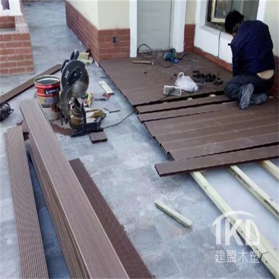 北京木塑地板拼接制作方孔木纹色批发现场制