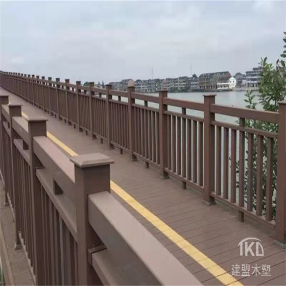 北京厂家定制水上栈桥铺设景区仿木栅栏围墙