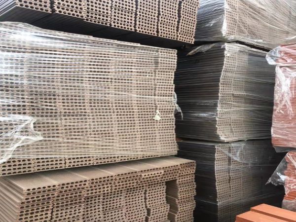 北京户外共挤塑木地板和防腐木哪个承重好？